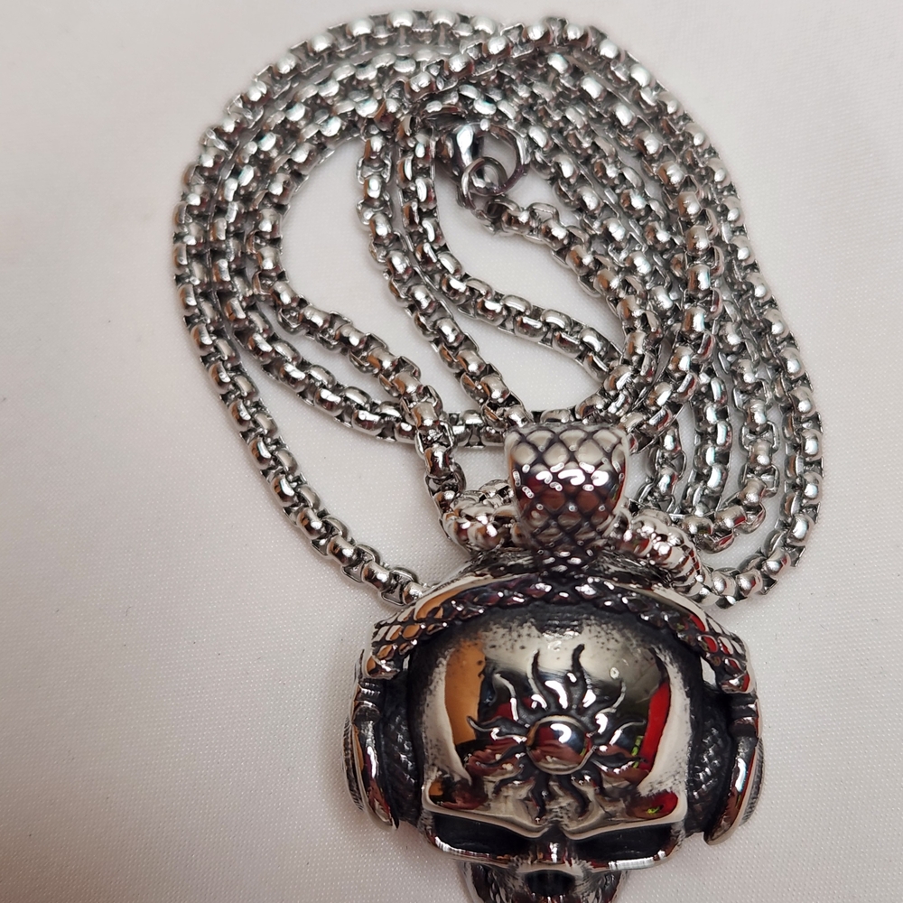 Stainless Steel Skull Necklace w/ Headphones and Sun Detail Chain Incl NWOT - Picture 4 of 9
